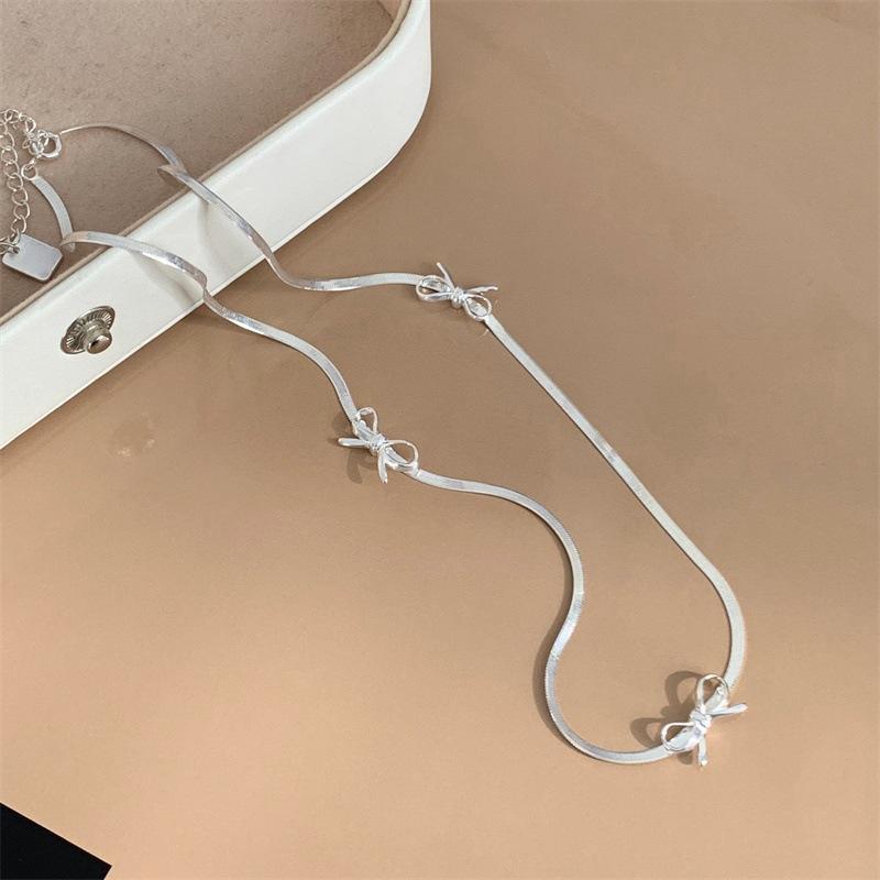 Korean S sterling silver bow snake bone bracelet elegant hand rope hand jewelry
Korean S sterling silver bow snake bone bracelet elegant hand rope hand jewelry
