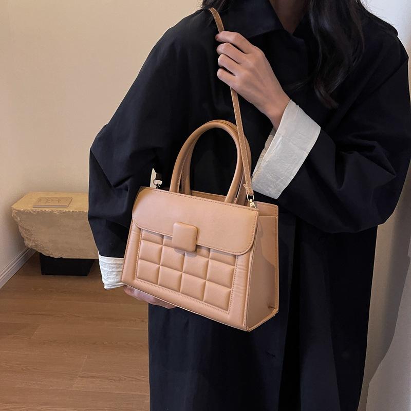 Classic fashion simple gas new four seasons casual indentation square grid tote large capacity shoulder handbag чорний
Classic fashion simple gas new four seasons casual indentation square grid tote large capacity shoulder handbag чорний