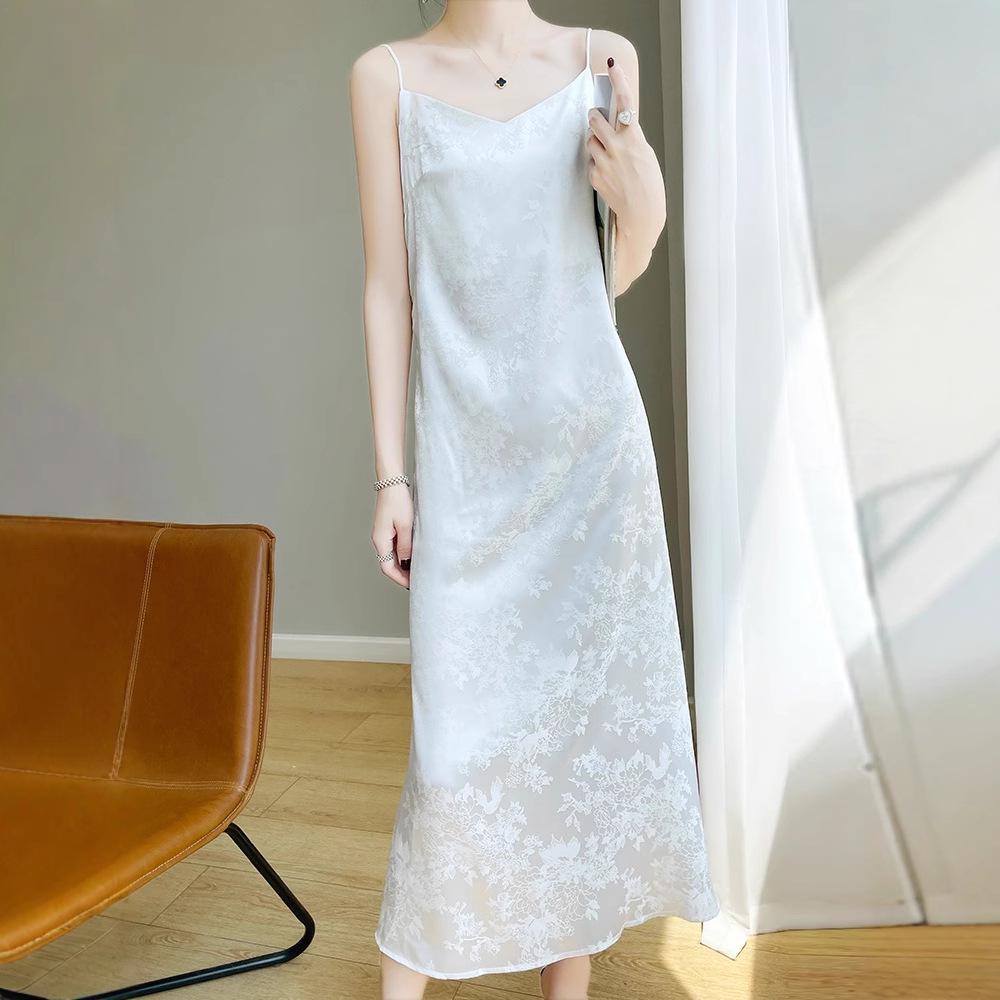 Elegant Ice Silk Satin Jacquard V-Neck Camisole Maxi Dress - Summer Slim Fit S (80-90 jin) 
Elegant Ice Silk Satin Jacquard V-Neck Camisole Maxi Dress - Summer Slim Fit S (80-90 jin)