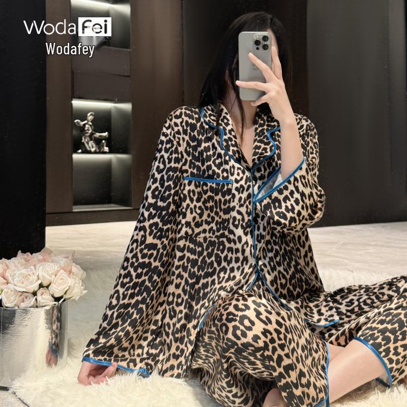 High-End Color-Block Polka Dot Ice Silk Pajamas - New Spring Style, Cross-Collar, Slimming, Loose, Casual, Thin Home Wear. XL
High-End Color-Block Polka Dot Ice Silk Pajamas - New Spring Style, Cross-Collar, Slimming, Loose, Casual, Thin Home Wear. XL
