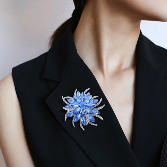 Women Brooch Flower Shape Sparkling Rhinestones Inlaid Brooch Pin Glossy Finish Badge Clothing Decoration
Women Brooch Flower Shape Sparkling Rhinestones Inlaid Brooch Pin Glossy Finish Badge Clothing Decoration