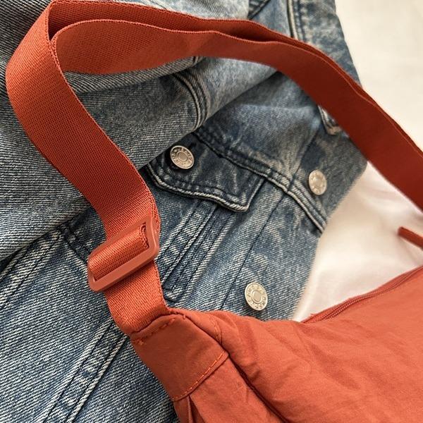 Niche design dumpling bag, new washed cloth pleated bag, premium solid color messenger bag, shoulder women s bag.
Niche design dumpling bag, new washed cloth pleated bag, premium solid color messenger bag, shoulder women s bag.