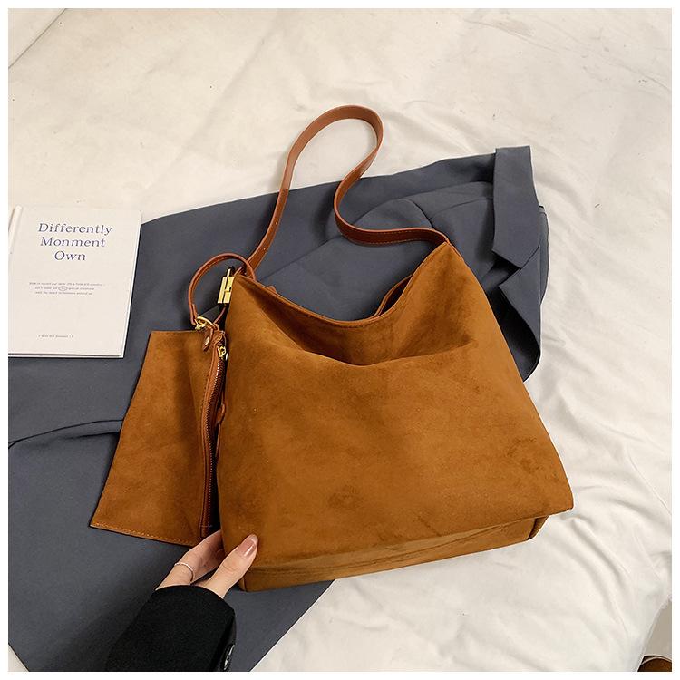 Fashion casual underarm bag women s 2025 new simple retro large-capacity messenger tote bag premium shoulder bag коричневый
Fashion casual underarm bag women s 2025 new simple retro large-capacity messenger tote bag premium shoulder bag коричневый