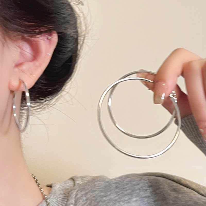 2024 Luxury Large Hoop Earrings for Women: Chic, Exaggerated Plain Hoops for Autumn/Winter 6 cm: Large Hoop
2024 Luxury Large Hoop Earrings for Women: Chic, Exaggerated Plain Hoops for Autumn/Winter 6 cm: Large Hoop