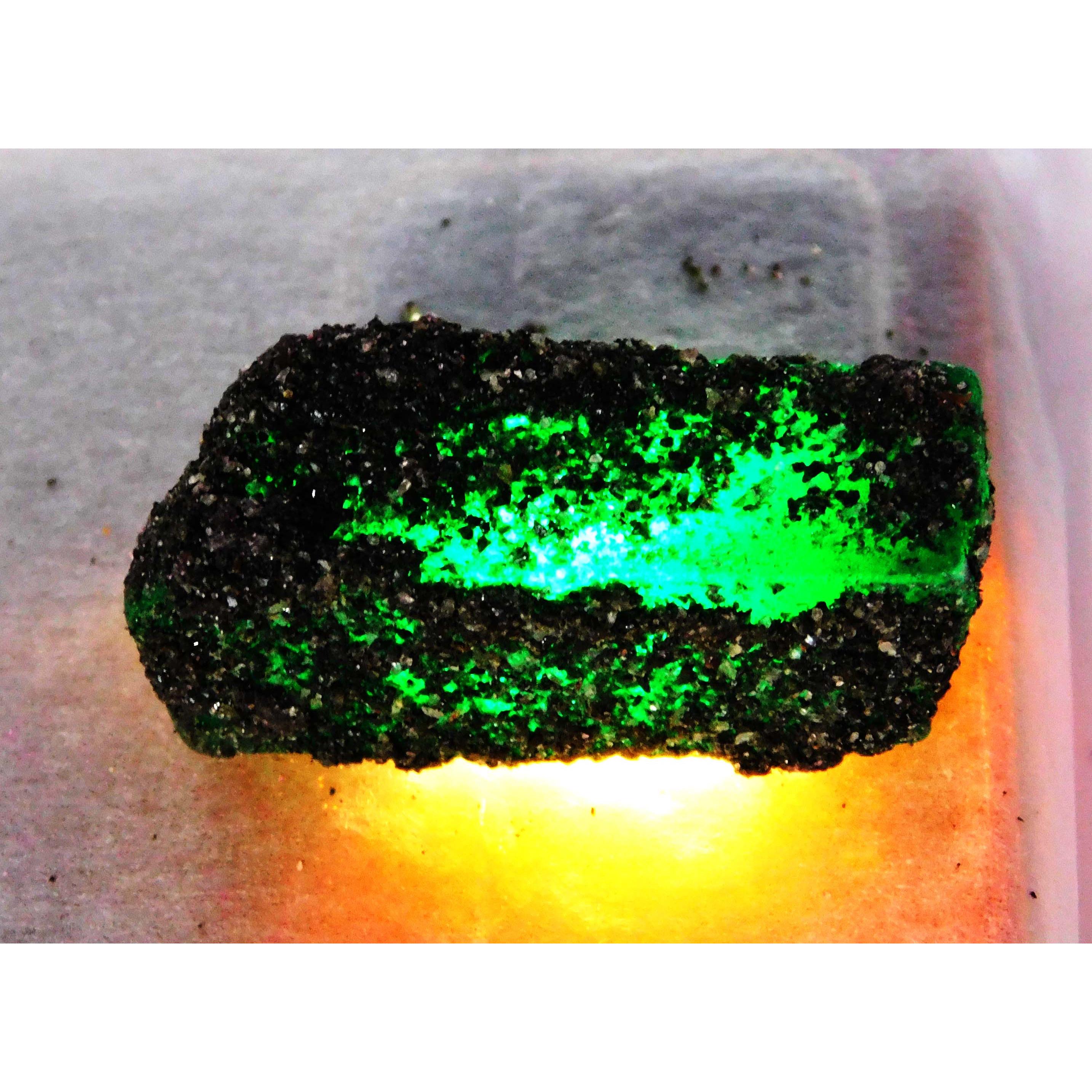 Смарагдово-зелений 124,9 карата Натурально забарвлений Сирий Необроблений Нешліфований Розсипний Дорогоцінний Камінь СЕРТИФІКОВАНИЙ 38 mm approx зелений
Смарагдово-зелений 124,9 карата Натурально забарвлений Сирий Необроблений Нешліфований Розсипний Дорогоцінний Камінь СЕРТИФІКОВАНИЙ 38 mm approx зелений