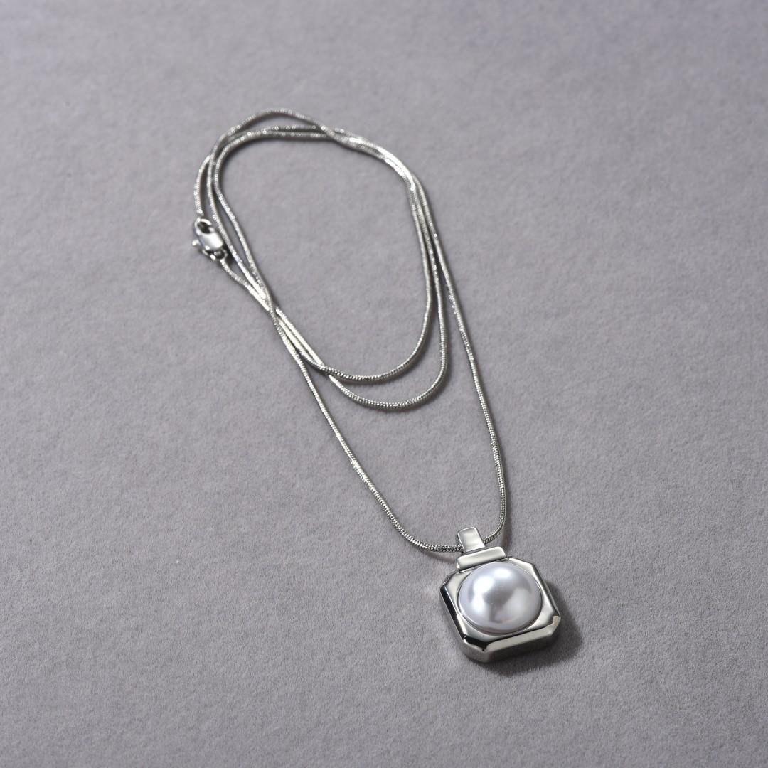 Simple And Fashionable Personality, Versatile Copper-Plated Platinum Inlaid Pearl Square Pendant, Collarbone Chain, Niche Design Necklace, Women
Simple And Fashionable Personality, Versatile Copper-Plated Platinum Inlaid Pearl Square Pendant, Collarbone Chain, Niche Design Necklace, Women