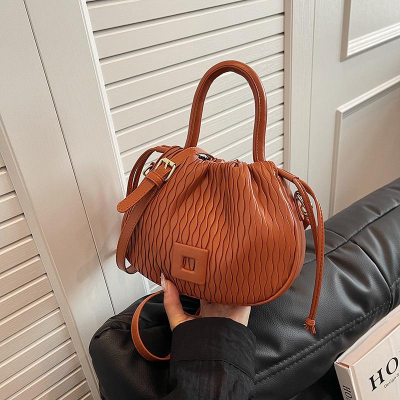 2025 лето и осень новая сумочка универсальная сумка через плечо нишевый дизайн сумка-ведро модная простая сумка-мессенджер one size fits all коричневый