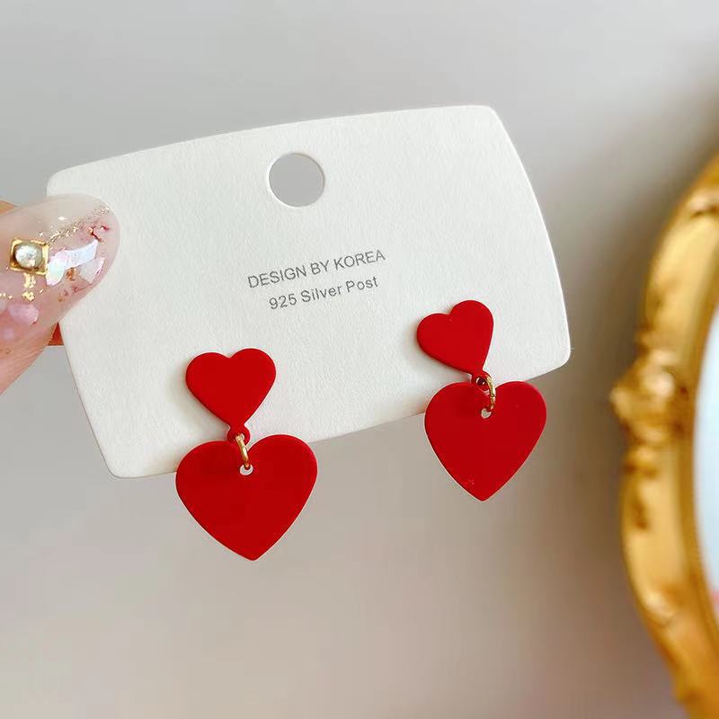 Korean version of the new girl s heart red simple small pair of love stud earrings, ear temperament earrings pendant
Korean version of the new girl s heart red simple small pair of love stud earrings, ear temperament earrings pendant