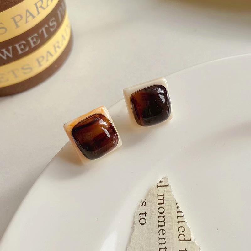 Hong Kong Style Retro Sugar Cube Earrings Female Niche Design High-End Stud Earrings Trendy Unique Foreign Style Earrings
Hong Kong Style Retro Sugar Cube Earrings Female Niche Design High-End Stud Earrings Trendy Unique Foreign Style Earrings