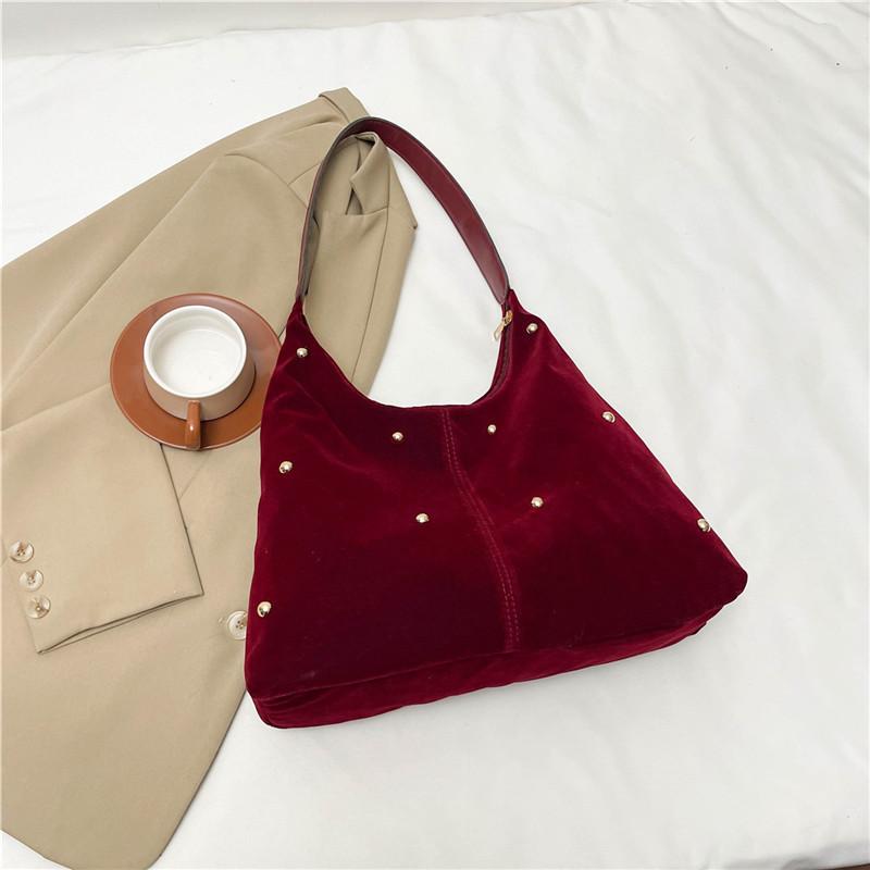 Новая бархатная женская сумка Niche design, модная сумка через плечо, большая вместительная сумка красный
Новая бархатная женская сумка Niche design, модная сумка через плечо, большая вместительная сумка красный