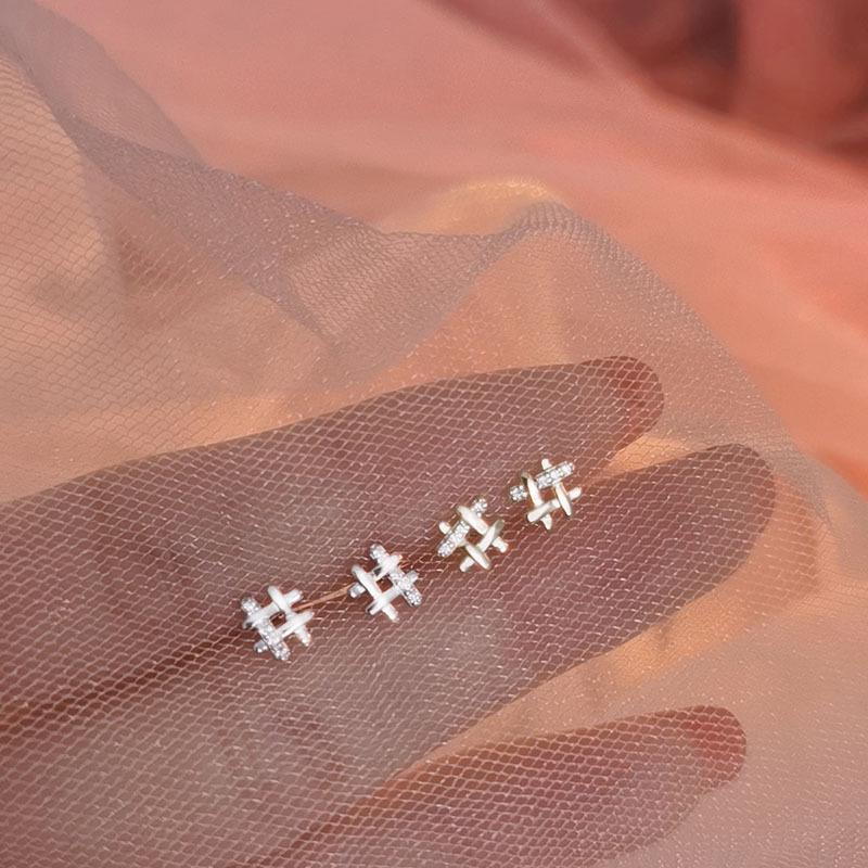 Elegant Gold-Plated Sterling Silver Tic-Tac-Toe Stud Earrings with Exquisite Diamond Set Platinum Stud Earrings
Elegant Gold-Plated Sterling Silver Tic-Tac-Toe Stud Earrings with Exquisite Diamond Set Platinum Stud Earrings