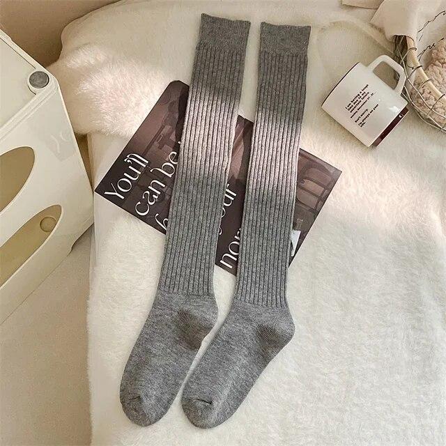 Модные женские чулки в японском стиле, зимние новые однотонные полосатые носки выше колена, женские длинные теплые шерстяные носки для женщин
Модные женские чулки в японском стиле, зимние новые однотонные полосатые носки выше колена, женские длинные теплые шерстяные носки для женщин