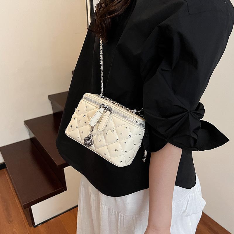 Rhombus chain bag women s 2025 new fashion box bag versatile messenger bag small square bag tide
Rhombus chain bag women s 2025 new fashion box bag versatile messenger bag small square bag tide