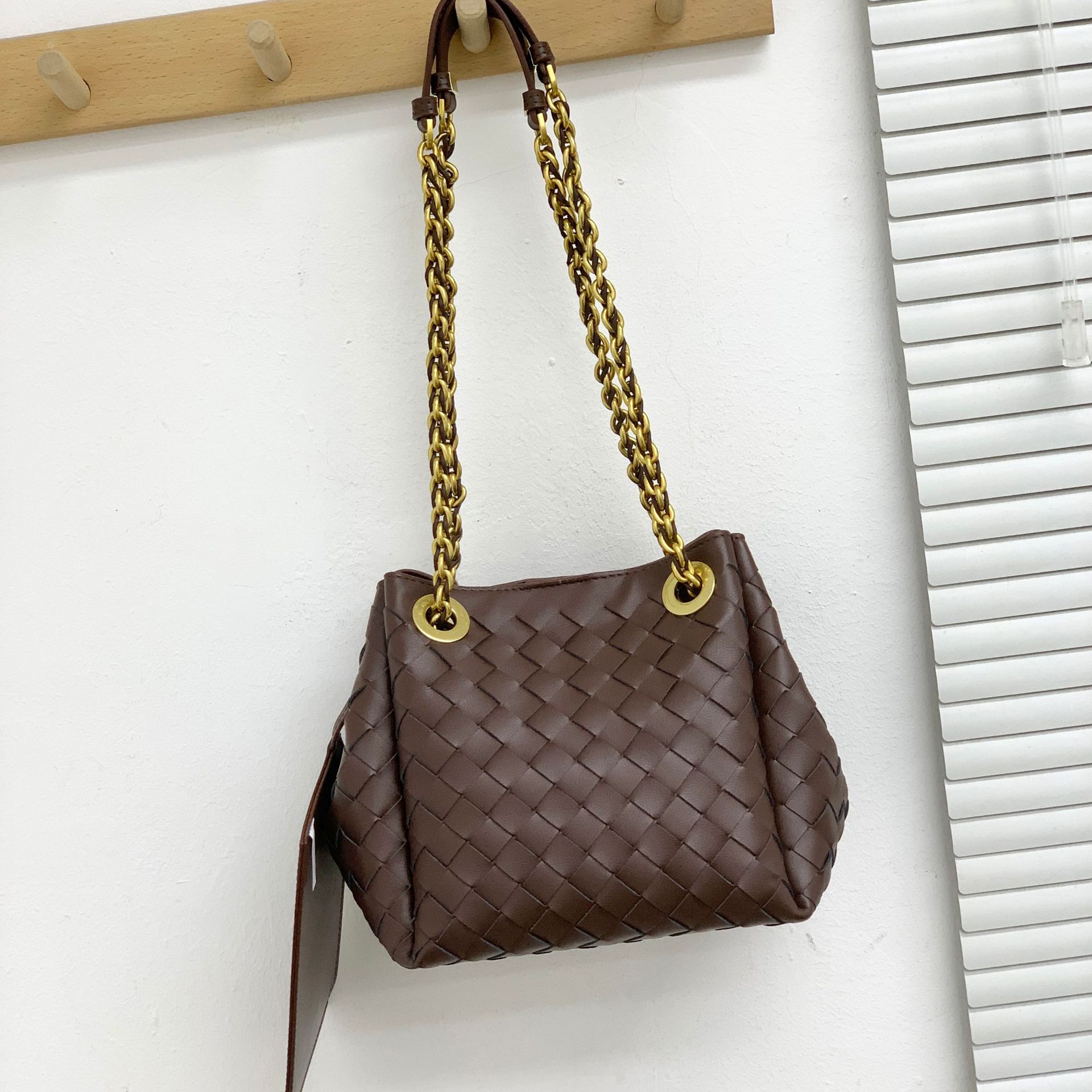 2025 Новая женская сумка-парашют с цепочкой, плетеная сумка ручной работы из натуральной кожи, универсальная сумка через плечо для поездок на работу, модная 20x17x16.5cm кофейный