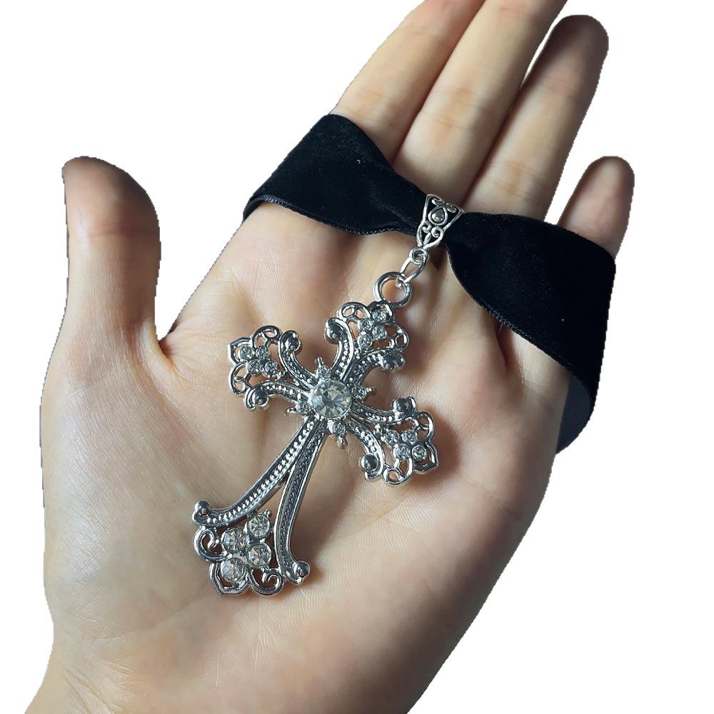 Gothic Velvet Choker with Floral Pattern and Colorful Cross Pendant
Gothic Velvet Choker with Floral Pattern and Colorful Cross Pendant