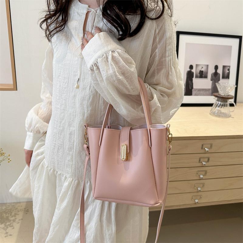 Жіноча поліуретанова сумка-відро, елегантна сумочка, модна сумка великої місткості, однотонна регульована стрічка для подорожей на природі рожевий
Жіноча поліуретанова сумка-відро, елегантна сумочка, модна сумка великої місткості, однотонна регульована стрічка для подорожей на природі рожевий