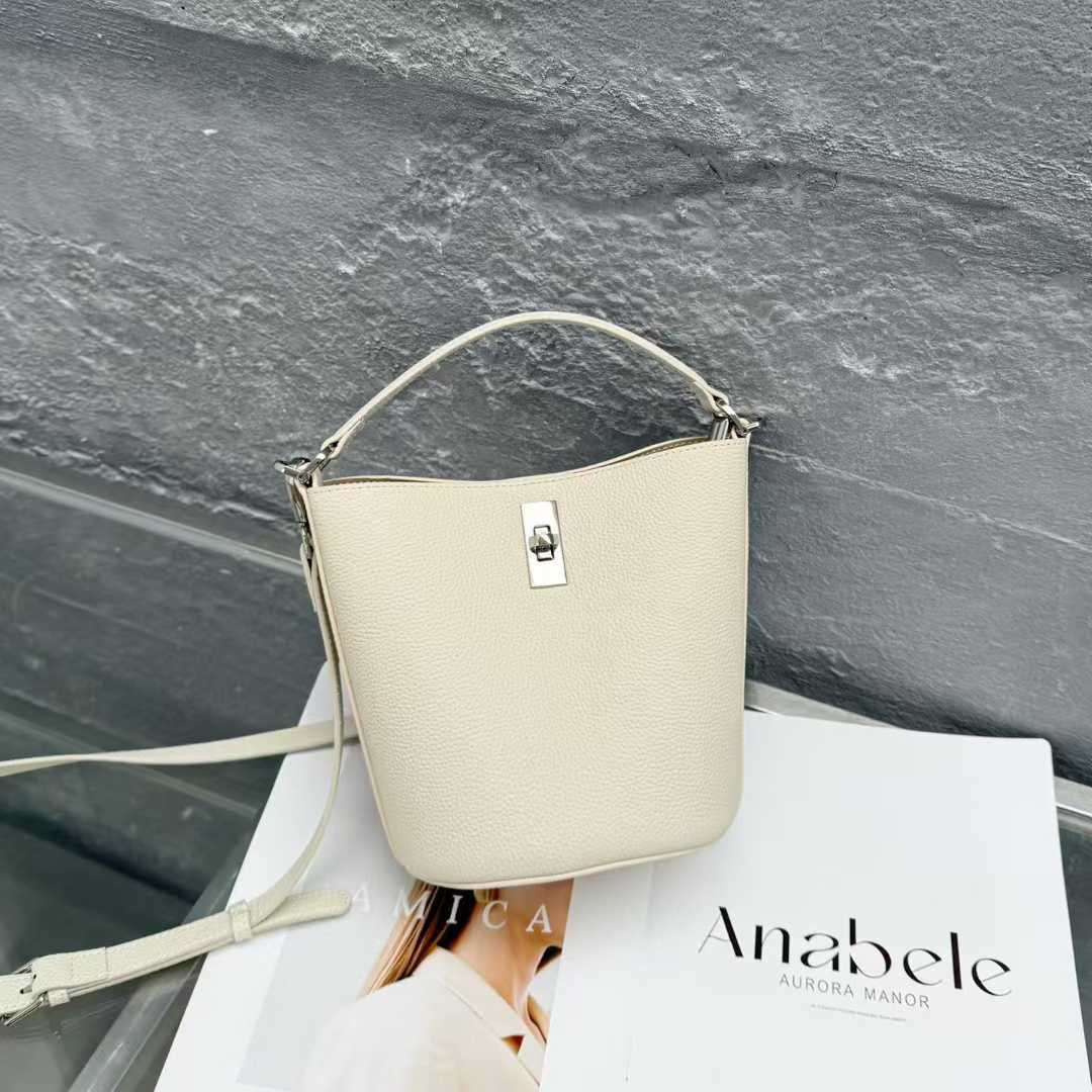 All In Bb Bucket Bag Shoulder Oblique Span Handbag Lock Head Commuter Large Capacity Underarm Bag Tide Top 24*19*15cm брудно-білий
All In Bb Bucket Bag Shoulder Oblique Span Handbag Lock Head Commuter Large Capacity Underarm Bag Tide Top 24*19*15cm брудно-білий