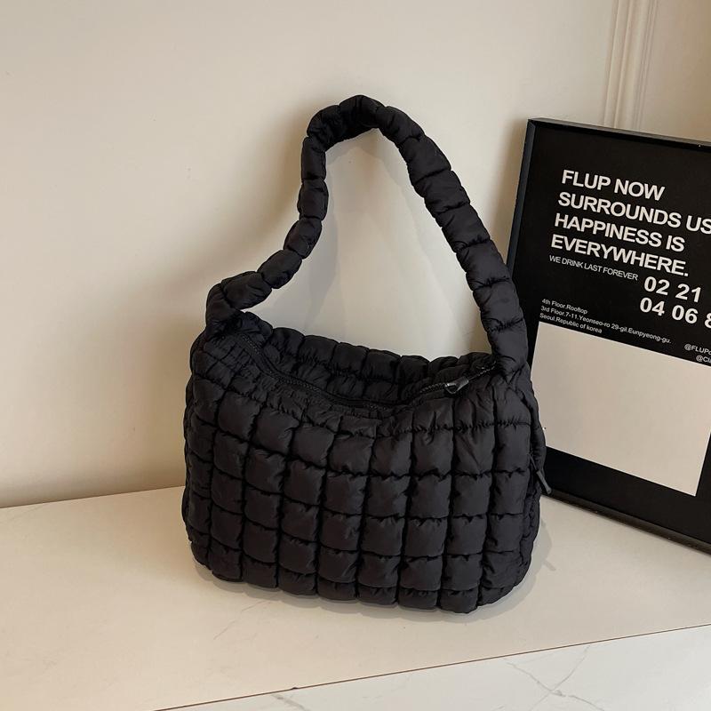 Trendy simple diamond cotton clothing handbag bag women s new fashion retro tote bag large capacity personalized armpit bag
Trendy simple diamond cotton clothing handbag bag women s new fashion retro tote bag large capacity personalized armpit bag