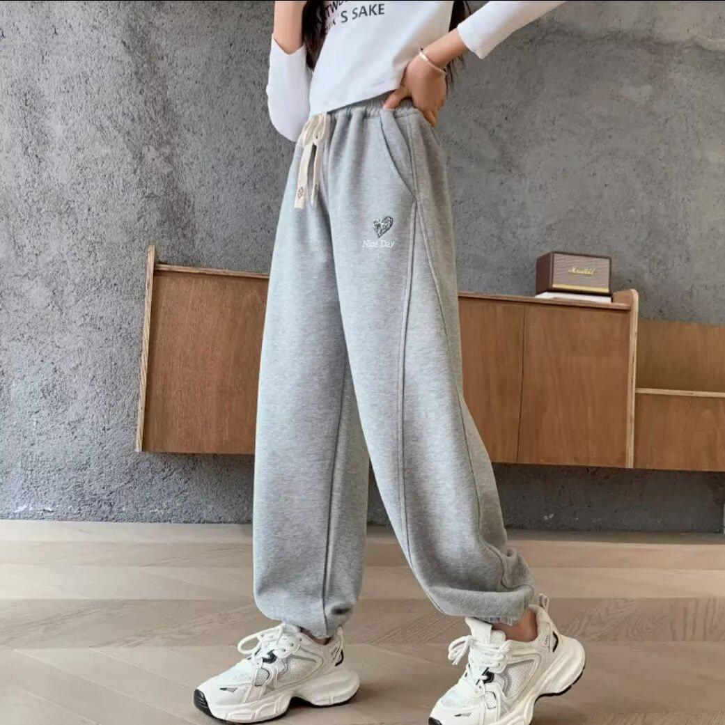 Нові універсальні широкі спортивні штани для дівчаток на весну та осінь 2025 170 cm
Нові універсальні широкі спортивні штани для дівчаток на весну та осінь 2025 170 cm