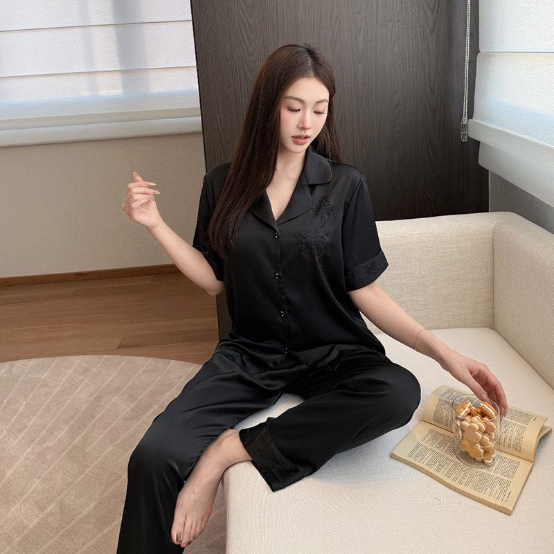 Light Luxury Women s Ice Silk Pajamas Set: Spring Short Sleeve & Long Pants, Cartoon Design, Plus-Size, Suitable for Outdoors, Homewear. M чорний
Light Luxury Women s Ice Silk Pajamas Set: Spring Short Sleeve & Long Pants, Cartoon Design, Plus-Size, Suitable for Outdoors, Homewear. M чорний