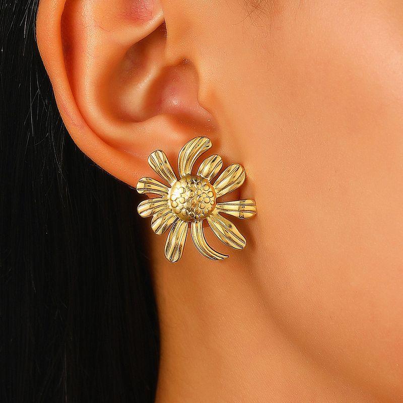 European and American Minimalist Style High-End Stainless Steel Earrings with Exaggerated Petal Geometric Shell Texture Titanium Steel Earrings Chrysanthemum
European and American Minimalist Style High-End Stainless Steel Earrings with Exaggerated Petal Geometric Shell Texture Titanium Steel Earrings Chrysanthemum