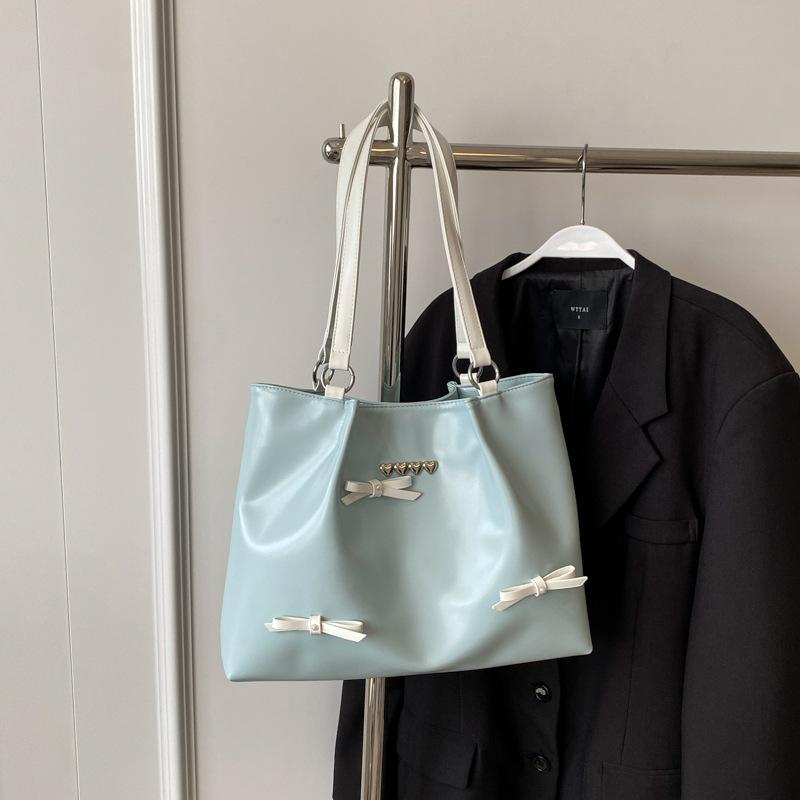 Leisure commuting large-capacity bag women s 2024 new high-end foreign-style shoulder bag, college student class tote bag
Leisure commuting large-capacity bag women s 2024 new high-end foreign-style shoulder bag, college student class tote bag