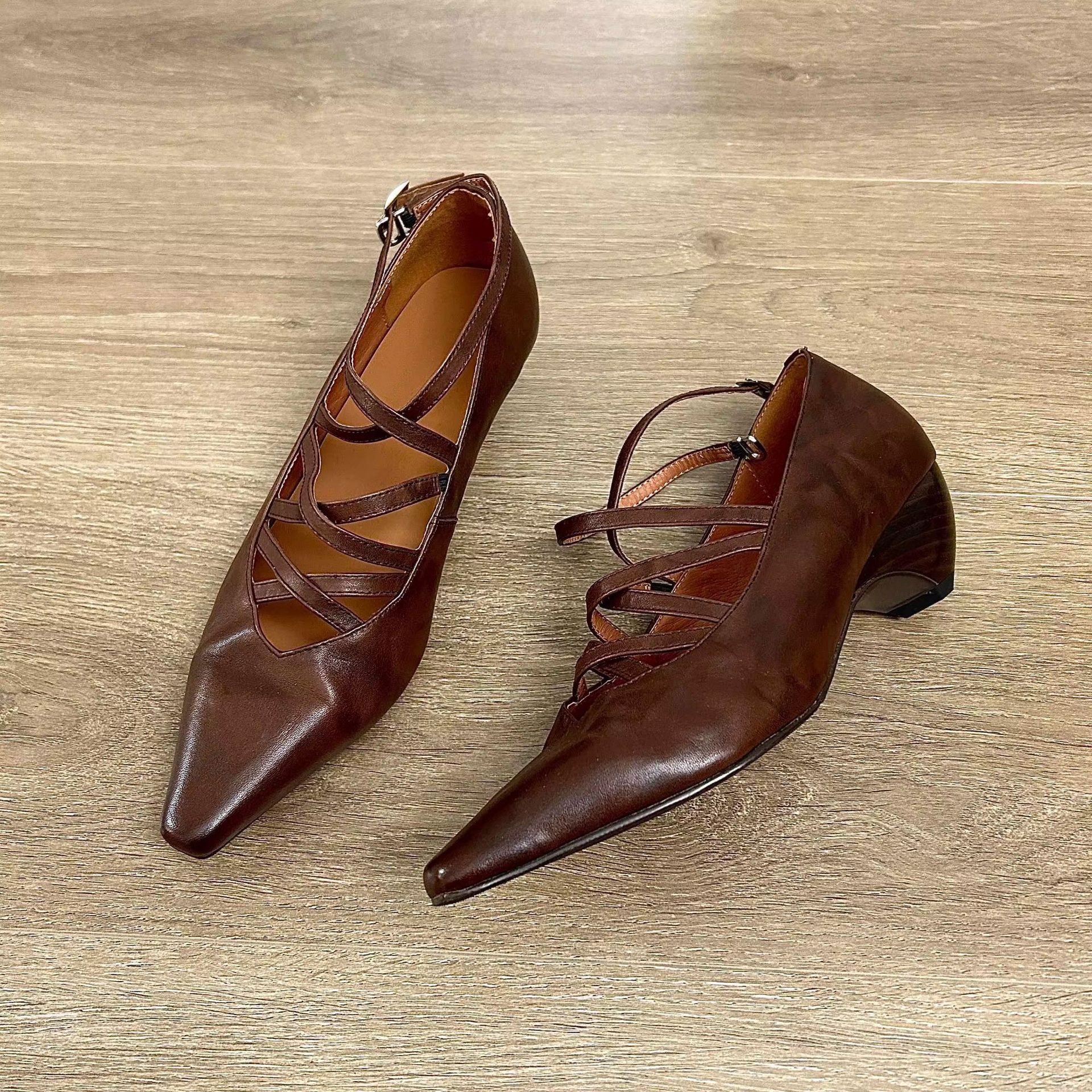 Версия из коровьей кожи~ Весенние новые остроносые туфли Мэри Джейн на ретро танкетке с перекрестной пряжкой, универсальные туфли-лодочки на среднем каблуке для женщин 40 коричневый
Версия из коровьей кожи~ Весенние новые остроносые туфли Мэри Джейн на ретро танкетке с перекрестной пряжкой, универсальные туфли-лодочки на среднем каблуке для женщин 40 коричневый