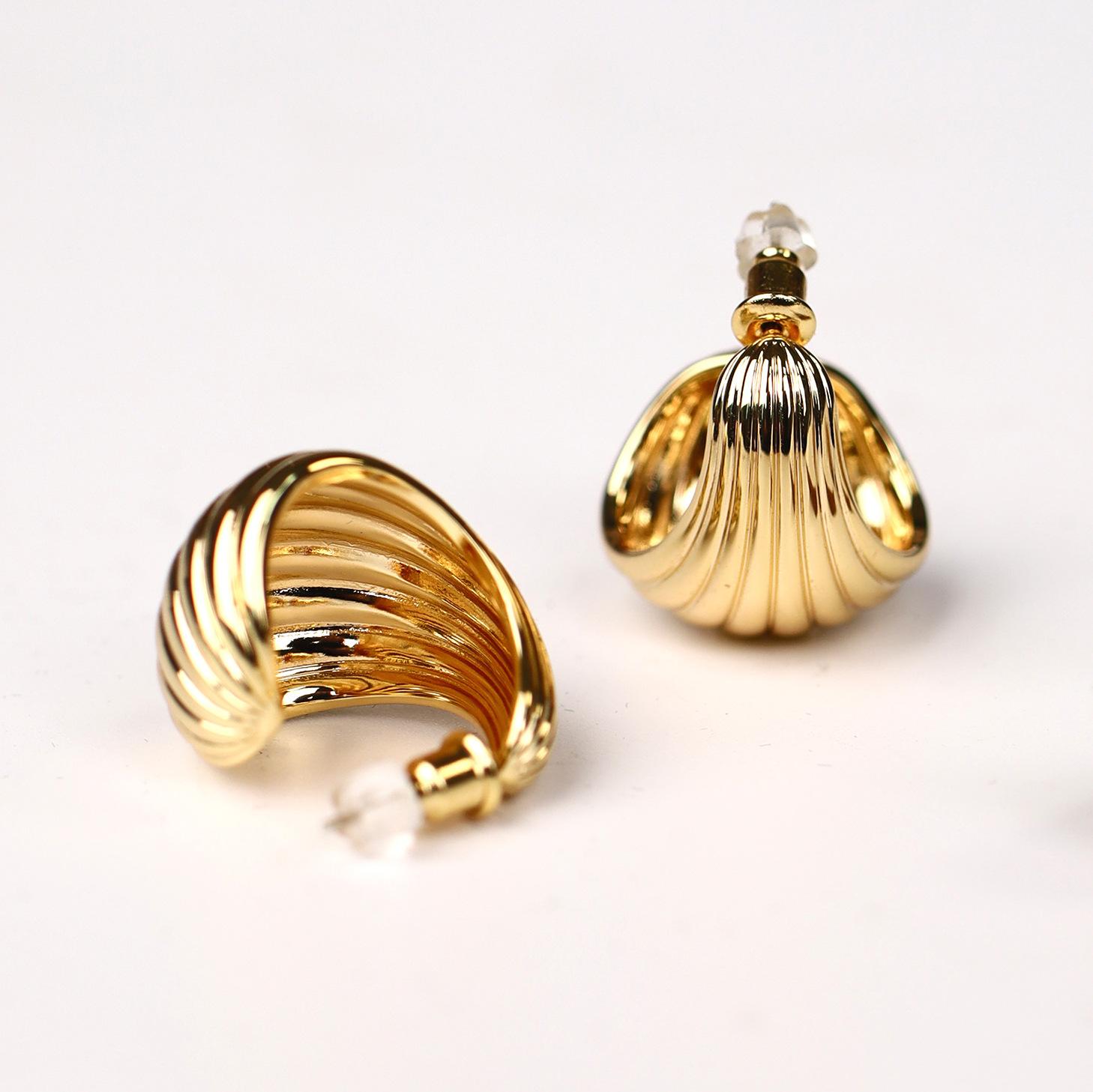 Copper plated K real gold pattern handmade oil drop earrings silver European and American light luxury high-end sense old money wind stud earrings
Copper plated K real gold pattern handmade oil drop earrings silver European and American light luxury high-end sense old money wind stud earrings