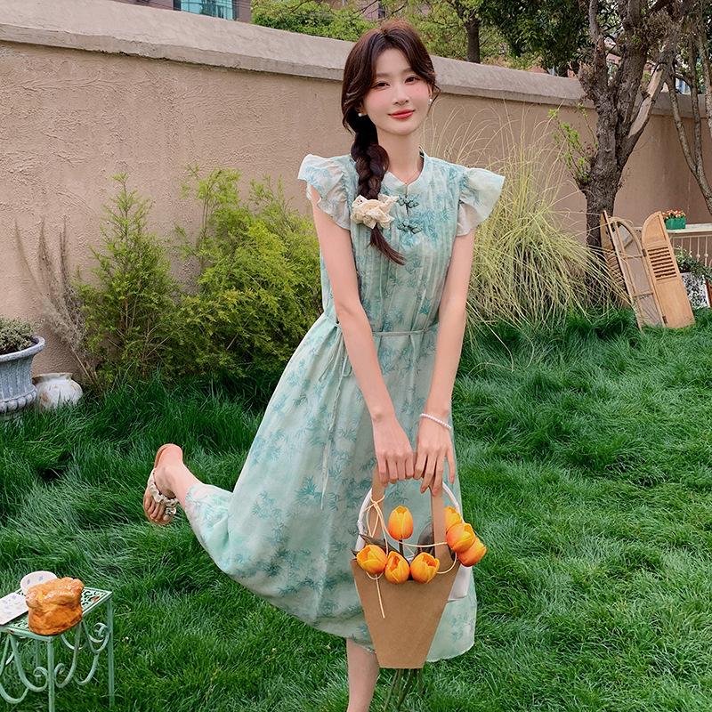 2024 Chinese Style Floral Dress with Flying Sleeves and Chic Buttons Extra Large зелений
2024 Chinese Style Floral Dress with Flying Sleeves and Chic Buttons Extra Large зелений