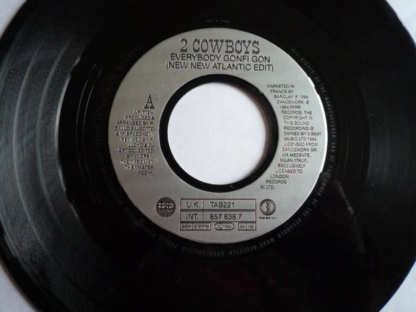 7inch Record TWO COWBOYS - Everybody Gonfi Gon TAB221 Ffrreedom 1994 UK Dance & Electronica Used
7inch Record TWO COWBOYS - Everybody Gonfi Gon TAB221 Ffrreedom 1994 UK Dance & Electronica Used