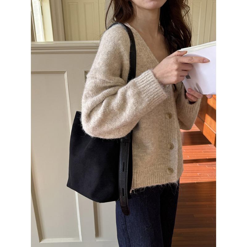 Korean niche suede suede surface retro leopard print bucket bag versatile single shoulder crossbody women s tote bag mother and child bag чорний
Korean niche suede suede surface retro leopard print bucket bag versatile single shoulder crossbody women s tote bag mother and child bag чорний