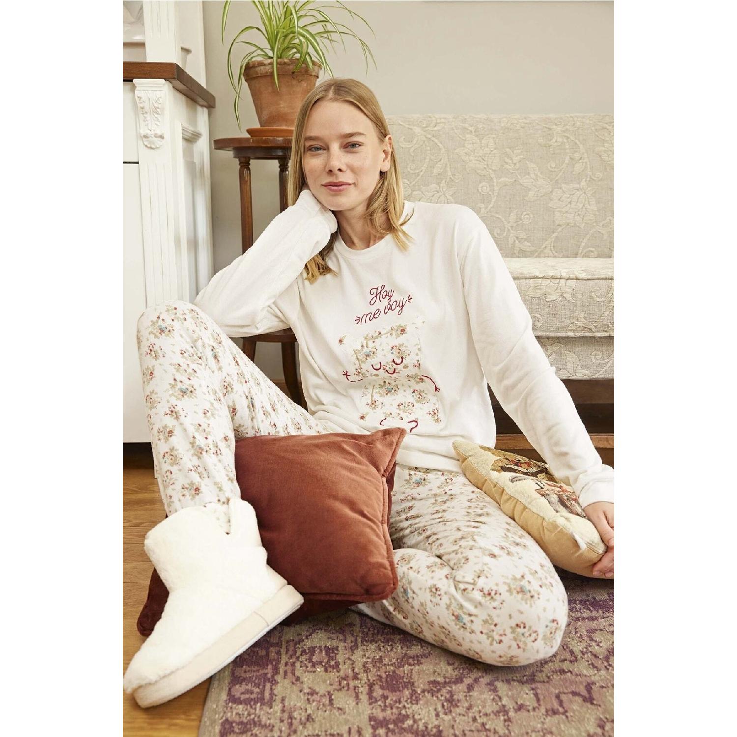 Женский термобелый пижамный комплект
Женский термобелый пижамный комплект