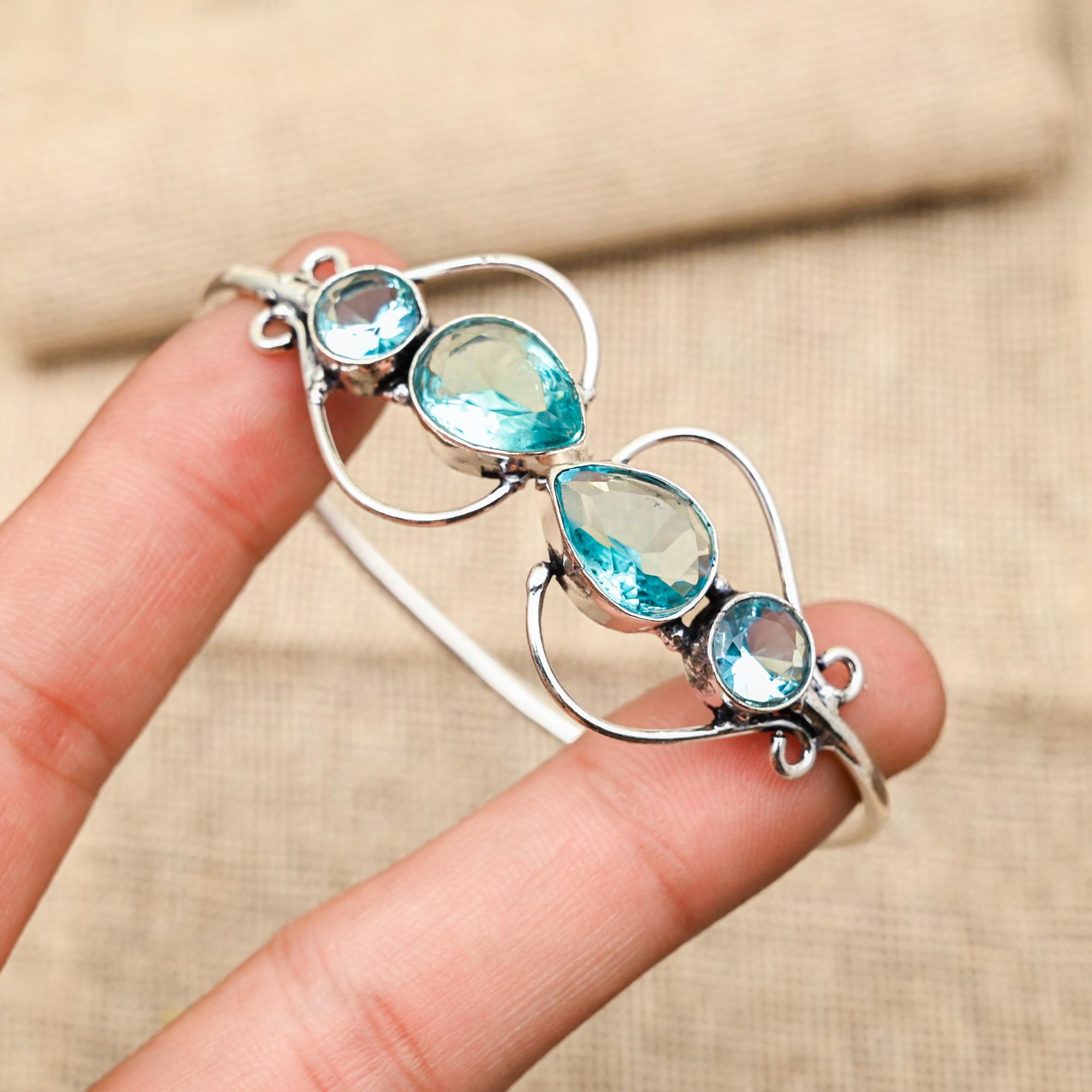 Ювелирные изделия из чистого серебра 925 пробы ручной работы с синим топазом, красивые манжеты, регулируемые для нее
Ювелирные изделия из чистого серебра 925 пробы ручной работы с синим топазом, красивые манжеты, регулируемые для нее