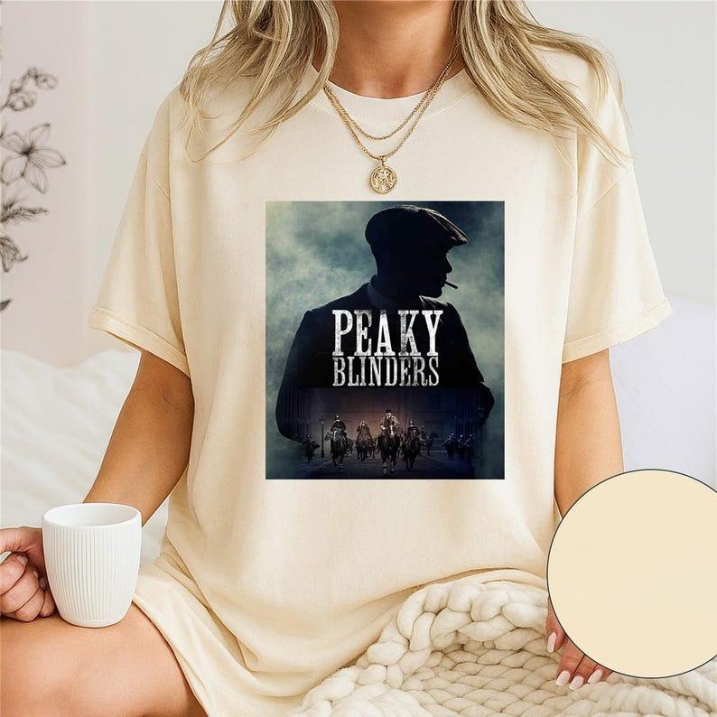 Літня мода 2026 Трендова сорочка Peaky Blinders, Сорочка Томмі Шелбі, Іконічна футболка з серіалу, Футболка для фанатів, Футболка з серіалу про гангстерів, Футболка для фанатів серіалу BBC 4XL
Літня мода 2026 Трендова сорочка Peaky Blinders, Сорочка Томмі Шелбі, Іконічна футболка з серіалу, Футболка для фанатів, Футболка з серіалу про гангстерів, Футболка для фанатів серіалу BBC 4XL