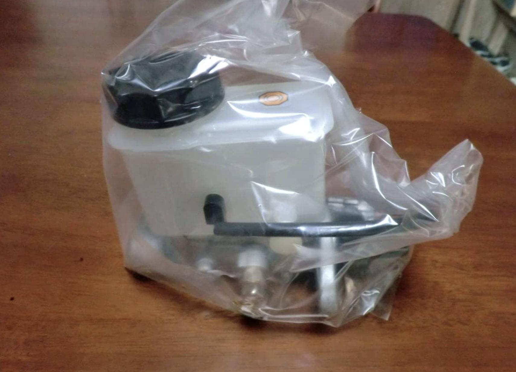 MAZDA GENUINE F100-43-40ZA RX-7 RX7 FD3S Brake Tandem Master Cylinder Tank OEM
MAZDA GENUINE F100-43-40ZA RX-7 RX7 FD3S Brake Tandem Master Cylinder Tank OEM