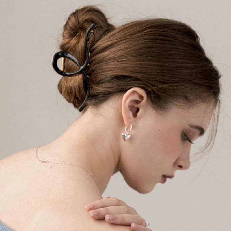 LILYKORI Черная Шикарная Линия Зажим для Волос Black
LILYKORI Черная Шикарная Линия Зажим для Волос Black