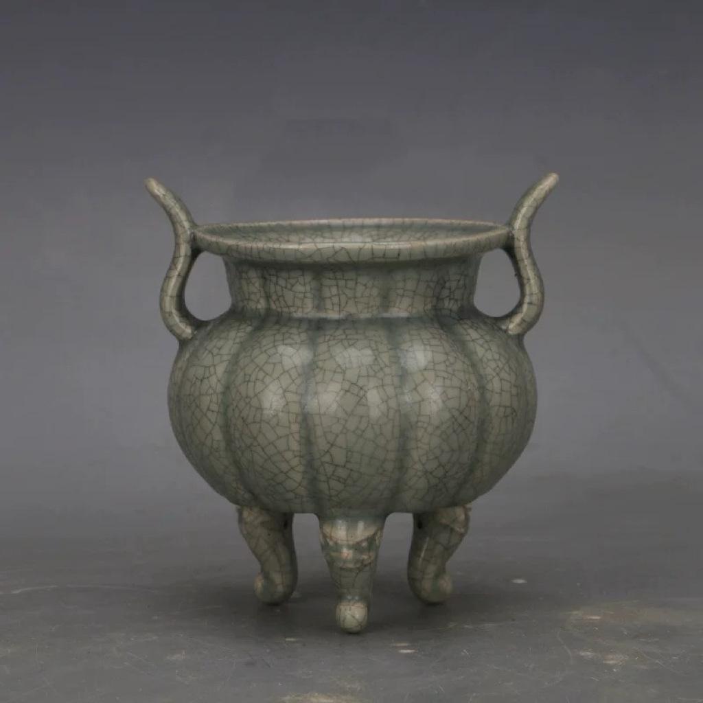 Song Dynasty Ru Kiln Celadon Melon-Shaped Double-Eared Tripod Incense Burner with Spur Marks - Wénwán Antique Porcelain Replica Collection.
Song Dynasty Ru Kiln Celadon Melon-Shaped Double-Eared Tripod Incense Burner with Spur Marks - Wénwán Antique Porcelain Replica Collection.