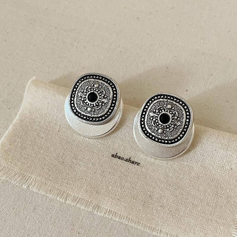 Новые рельефные геометрические двухслойные металлические серьги-гвоздики в китайском стиле, женские ретро-легкие роскошные индивидуальные модные и элегантные универсальные серьги
Новые рельефные геометрические двухслойные металлические серьги-гвоздики в китайском стиле, женские ретро-легкие роскошные индивидуальные модные и элегантные универсальные серьги