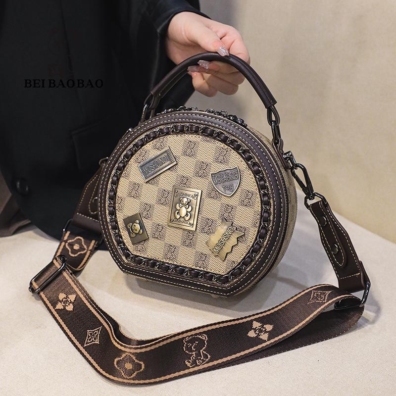 Женская модная сумка кроссбоди с трендовым значком и широким ремнем - маленькая круглая сумка через плечо
Женская модная сумка кроссбоди с трендовым значком и широким ремнем - маленькая круглая сумка через плечо