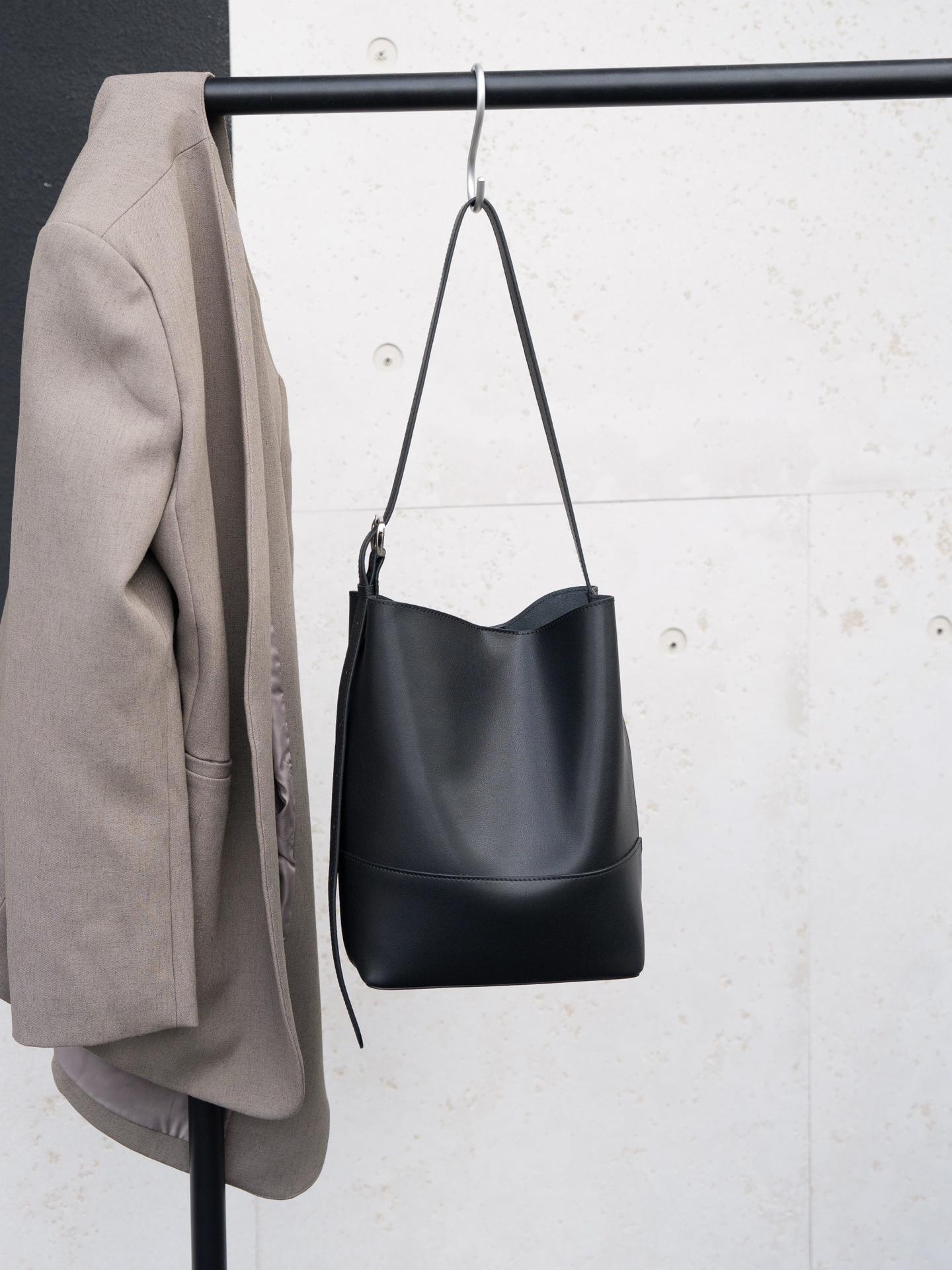 2026 Large-capacity, Fashionable and Simple Bucket Bag, Genuine Leather Single-shoulder Bag, Niche Single-shoulder 20X11X28cm чёрный
2026 Large-capacity, Fashionable and Simple Bucket Bag, Genuine Leather Single-shoulder Bag, Niche Single-shoulder 20X11X28cm чёрный