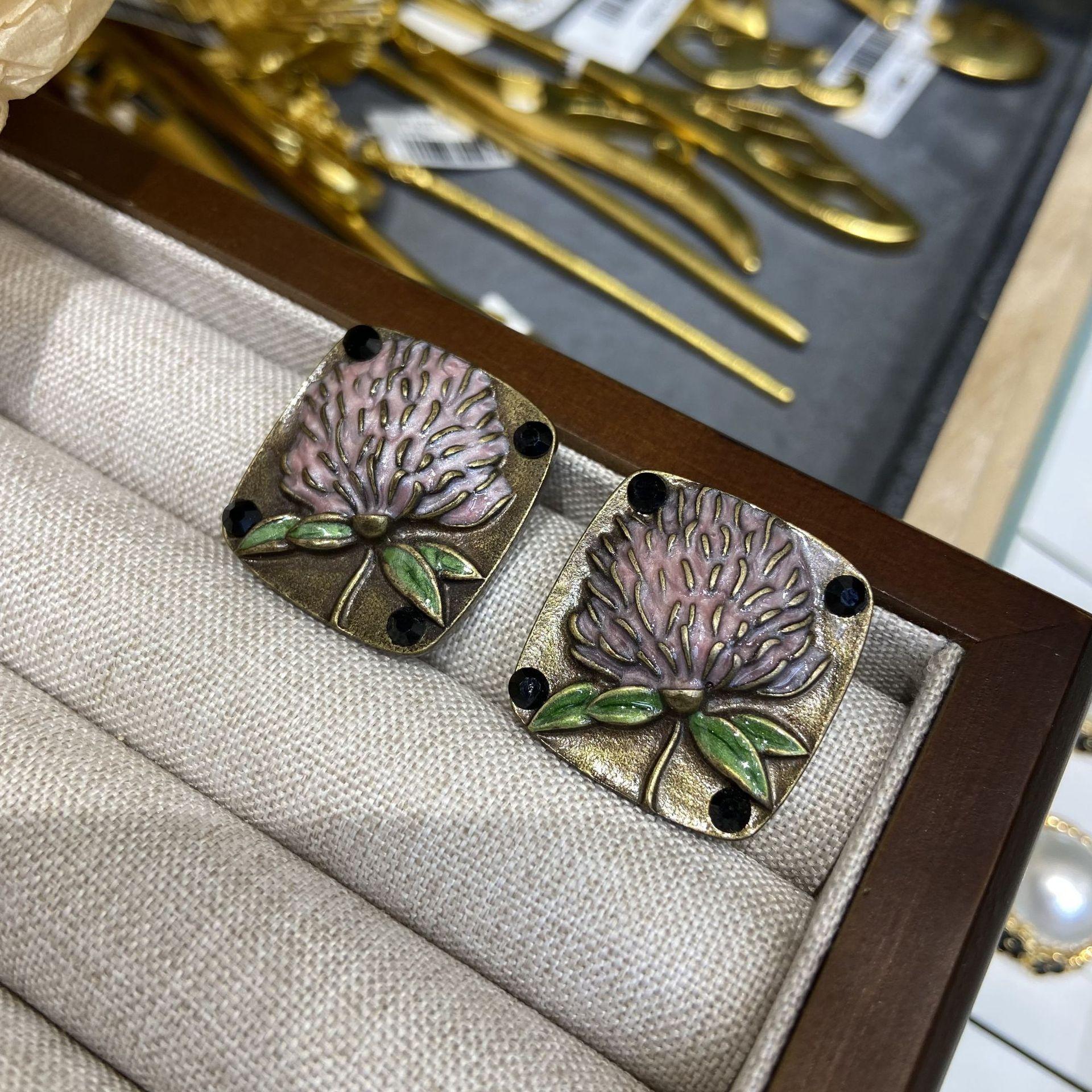 The Same Light Luxury Square Copper Old Relief Flower Earrings Retro Fashion High Sense Earrings Medieval Earrings Women
The Same Light Luxury Square Copper Old Relief Flower Earrings Retro Fashion High Sense Earrings Medieval Earrings Women