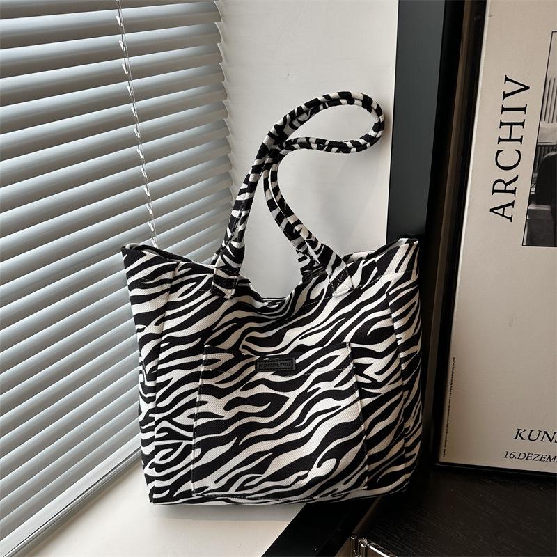 Retro leopard print bag women s new commuter armpit bag fashionable and simple niche single shoulder tote bag large capacity shopping bag чёрный
Retro leopard print bag women s new commuter armpit bag fashionable and simple niche single shoulder tote bag large capacity shopping bag чёрный