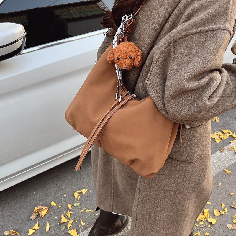 Casual retro large-capacity bag women s 2025 new autumn and winter commuter shoulder messenger bag fashionable dumpling bag 32*12*33
Casual retro large-capacity bag women s 2025 new autumn and winter commuter shoulder messenger bag fashionable dumpling bag 32*12*33