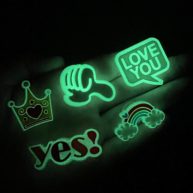 1 PCS New Luminous Shoe Charms Set for Clog Sandals Decoration DIY Shoes Charm Pins for Men Women Kids Letters Rainbow Food
1 PCS New Luminous Shoe Charms Set for Clog Sandals Decoration DIY Shoes Charm Pins for Men Women Kids Letters Rainbow Food