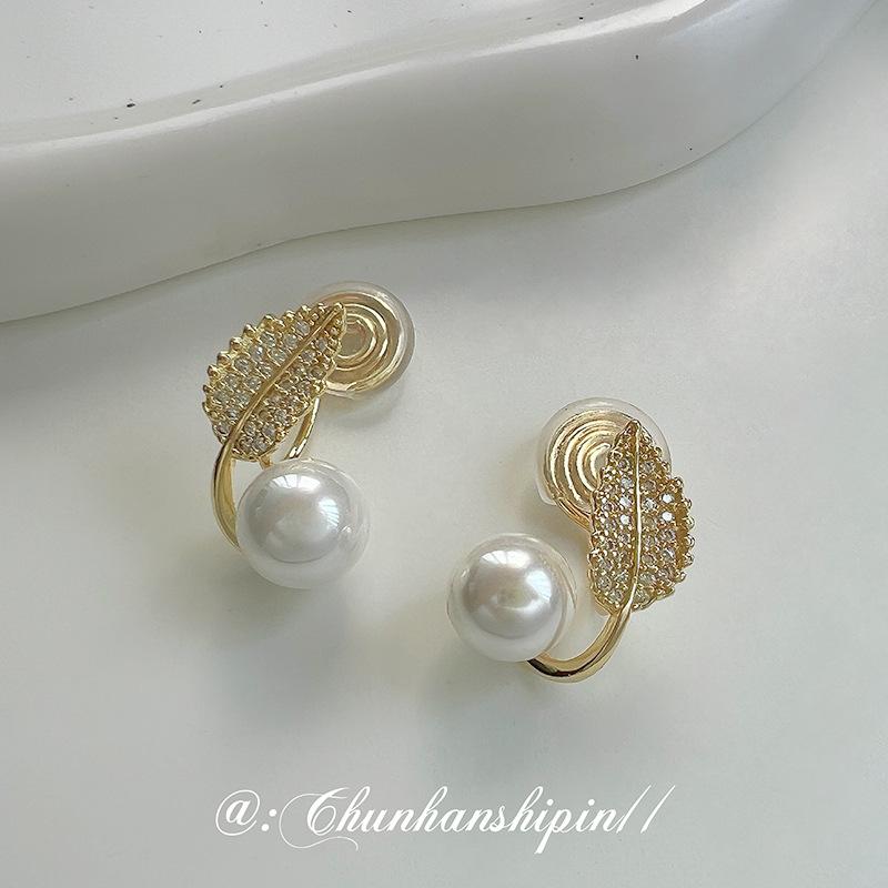 Leaf pearl earrings, women s sweet temperament ear clips, no ear piercings, simple light luxury, niche high-end mosquito coil disc earrings
Leaf pearl earrings, women s sweet temperament ear clips, no ear piercings, simple light luxury, niche high-end mosquito coil disc earrings