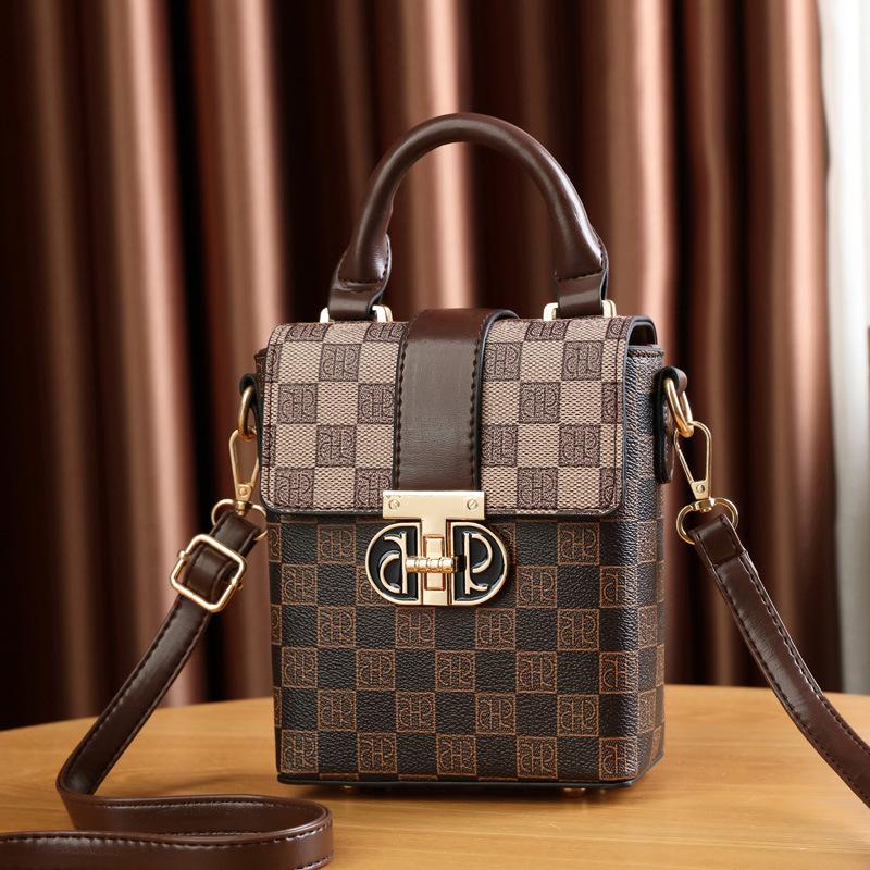 Сумка женская на плечо мессенджер 2025 новая женская сумка простая и модная сумка для мобильного телефона цветочный зарубежный стиль
Сумка женская на плечо мессенджер 2025 новая женская сумка простая и модная сумка для мобильного телефона цветочный зарубежный стиль