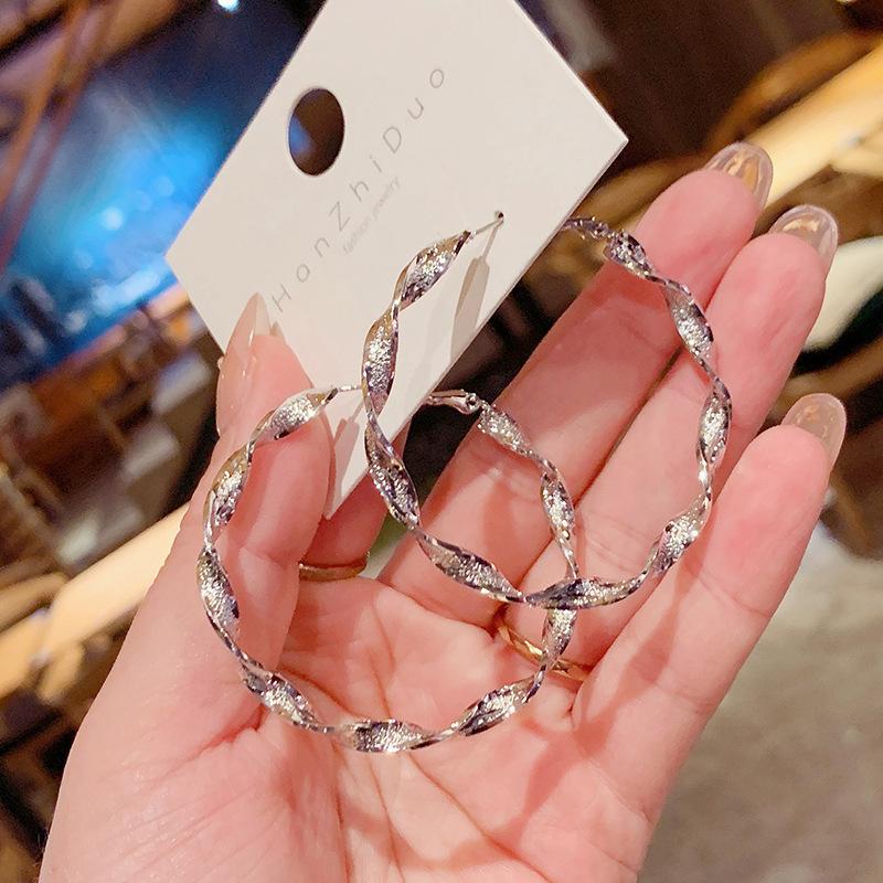 S925 Copper Needle Advanced Design Sense Of Cold Wind Earrings Metal Circle Fashion Wave Personality Net Red Earring Zircon мідний
S925 Copper Needle Advanced Design Sense Of Cold Wind Earrings Metal Circle Fashion Wave Personality Net Red Earring Zircon мідний