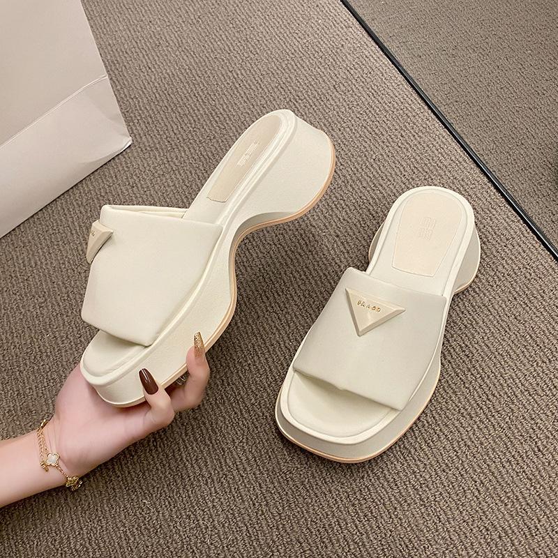 Premium European and American thick-soled slippers women s 2023 new muffin bottom one-word metal label outer wear sandals 35
Premium European and American thick-soled slippers women s 2023 new muffin bottom one-word metal label outer wear sandals 35