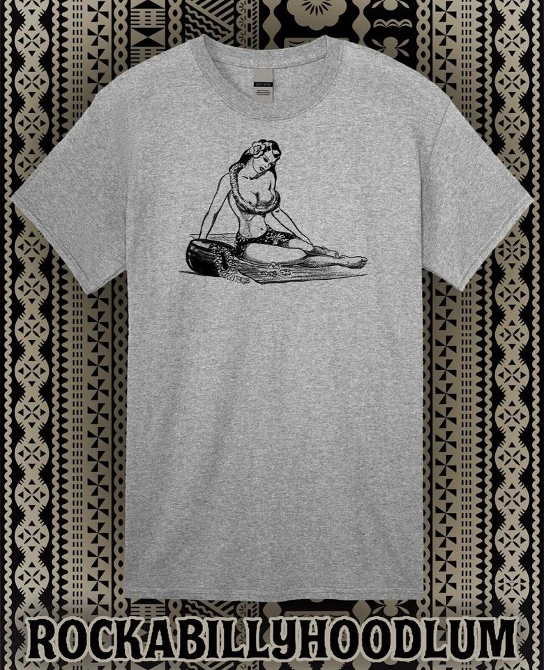 Retro Tiki Art Tee T Shirt Bar Mug Restaurant Hula Girl Pin Up Artwork 40s 50s L
Retro Tiki Art Tee T Shirt Bar Mug Restaurant Hula Girl Pin Up Artwork 40s 50s L