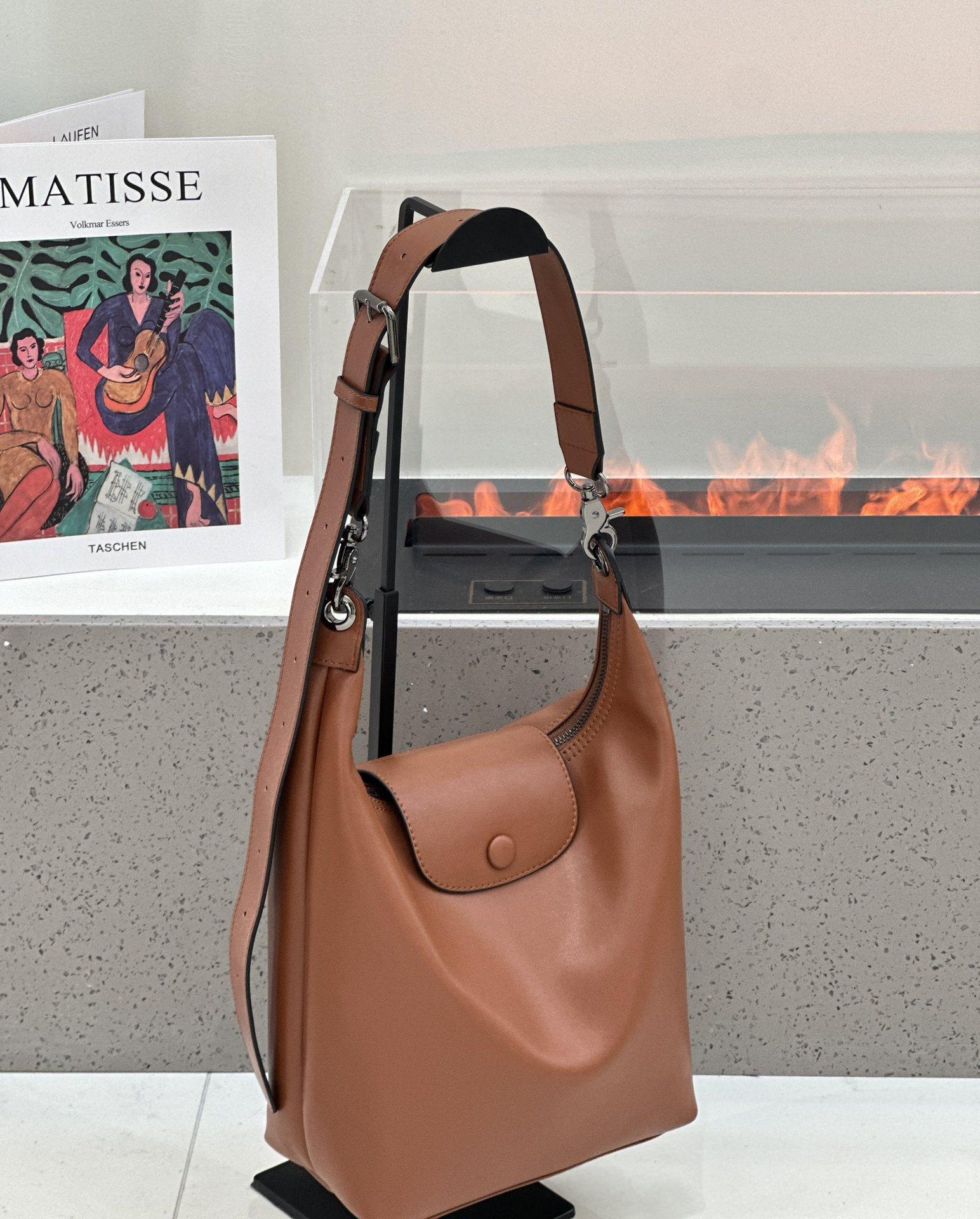 Leather tote bag, soft leather bag, commuter versatile underarm bag, fashionable large-capacity women s bag, high-end shoulder bag women s 21*34*11cm коричневий
Leather tote bag, soft leather bag, commuter versatile underarm bag, fashionable large-capacity women s bag, high-end shoulder bag women s 21*34*11cm коричневий